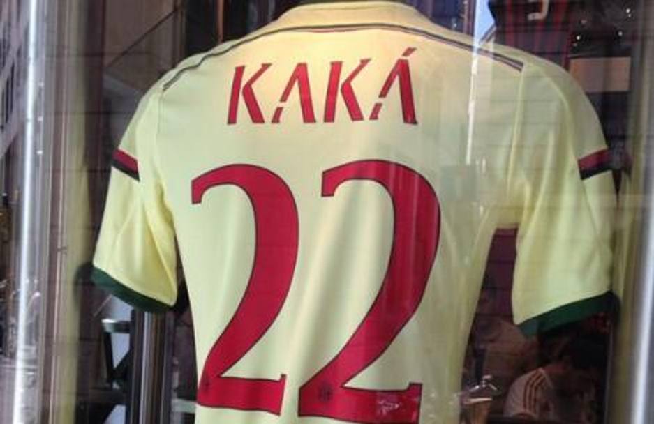 La maglia da trasferta in una vetrina di Milano col nome di Kak. Twitter